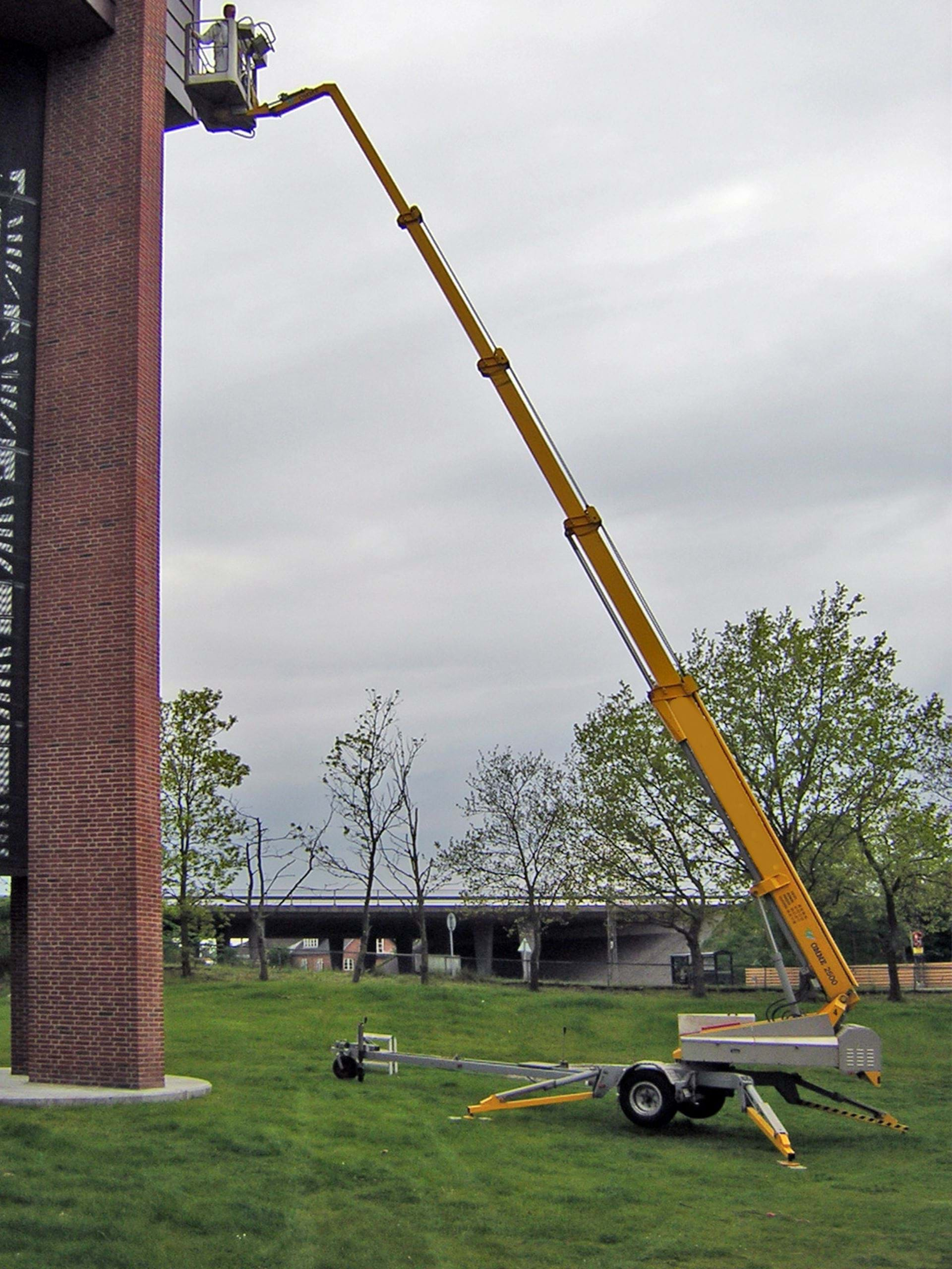 2500 e telescopic trailer lift